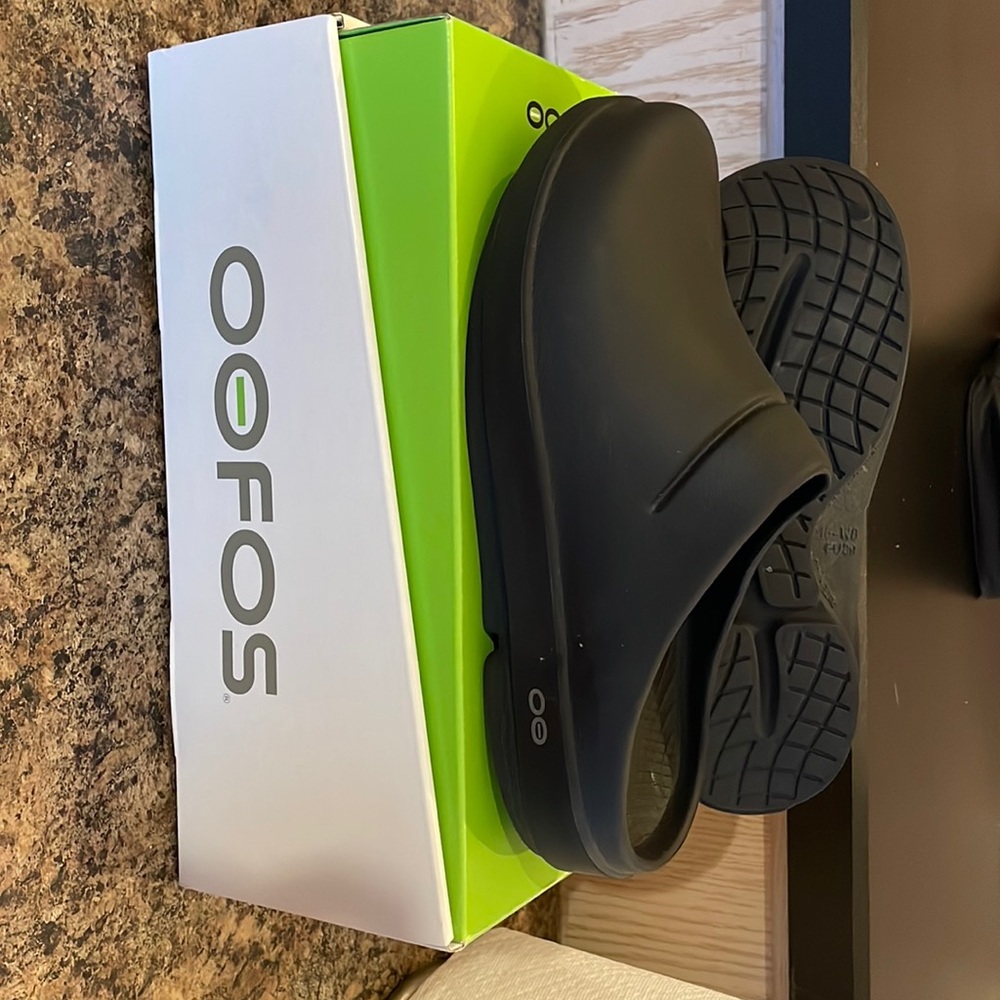 OOFOS size 8 womens or size 6 mens, gently used